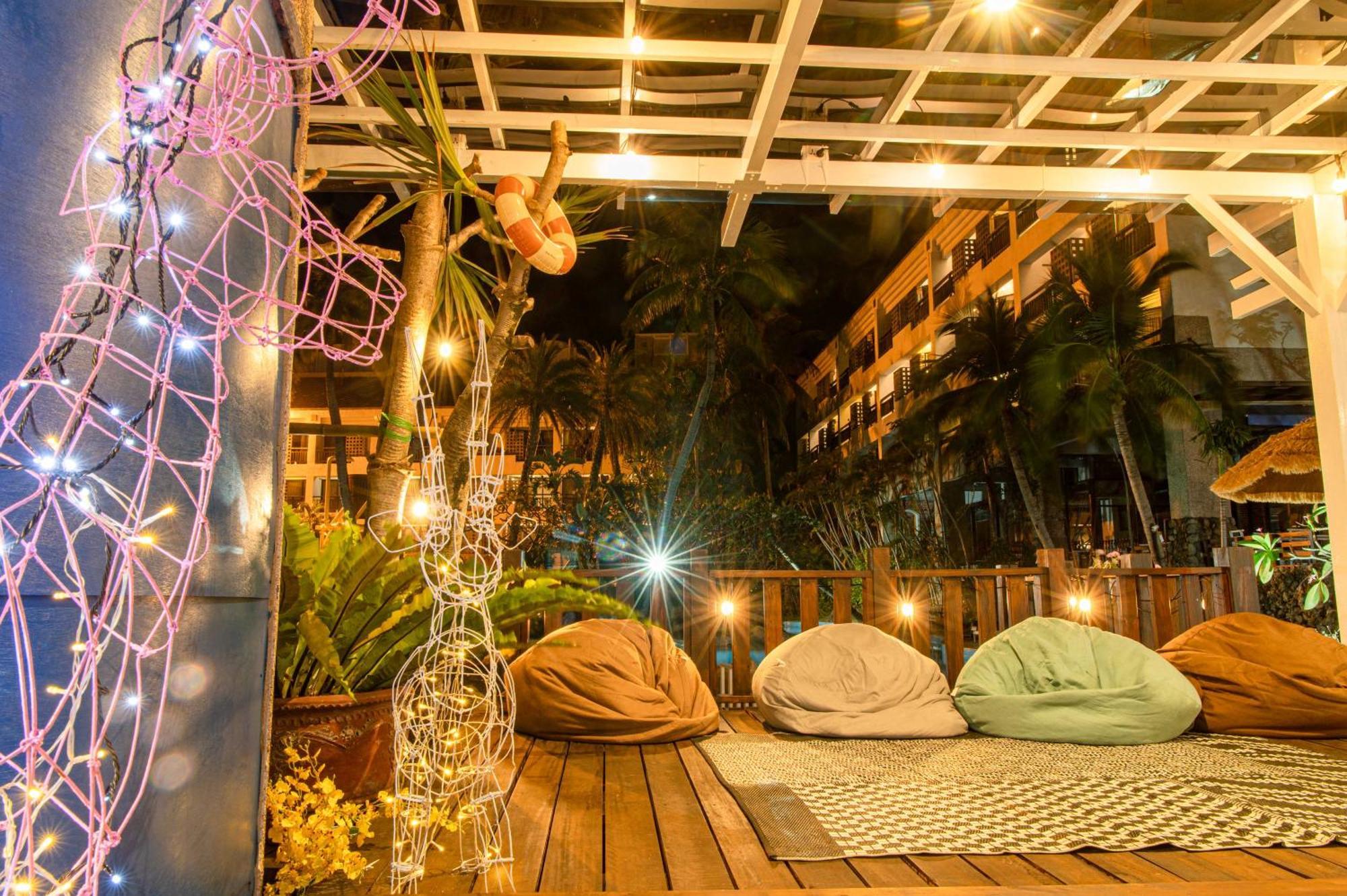 Yoho Beach Resort Kenting Heng-ch'un Екстериор снимка The interior of a rooftop bar in Bangkok, Thailand